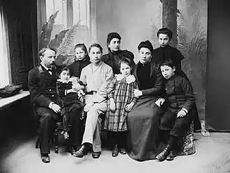 Семья Флоренских. Раиса Флоренская вторая слева