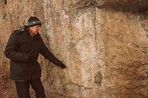 Краевед Сергей Ольхин проводит археологическую экскурсию у горы