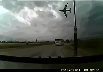 Кадр видео, снятого автомобильным видеорегистратором, зафиксировавшим момент катастрофы