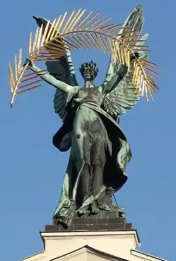 Аллегория Славы на фасаде театра￼