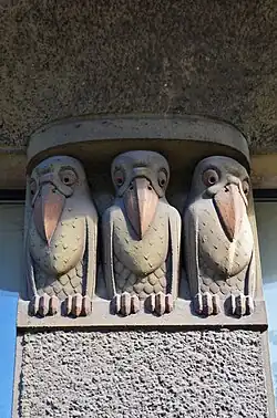 Один из парных барельефов с изображением ворон