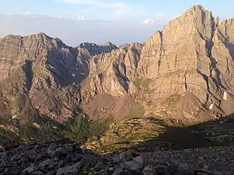 Брокен-Ханд-Пик, перевал Брокен-Ханд и Крестон-Нидл[англ.] с западного хребта пика Гумбольдт Пиком[англ.]