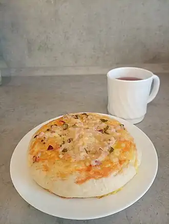 Мясная смаженка с луком и маринованным огурцом