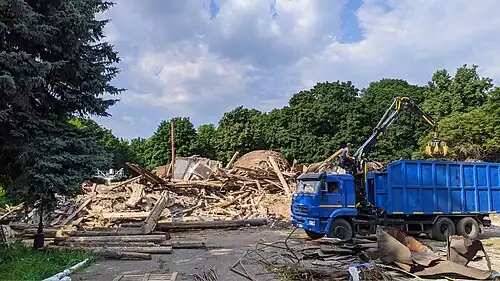 Погрузка обломков после сноса