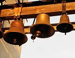 Колокола украшены скромными орнаментами и надписями