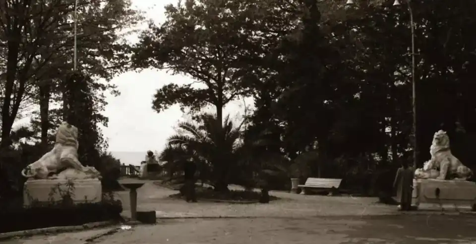 Монумент-композиция «Якорь и пушка» «Лев попирающий кабана» середина XX века.