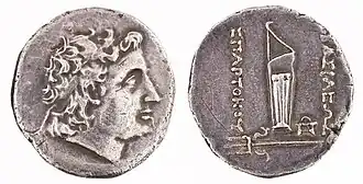 Серебряная дидрахма базилевса Спартока V.  На авресе изображен возможно сам правитель в диадеме вправо. На реверсе надпись ΒΑΣΙΛΕΩΣ ΣΠΑΡΤΟΚΟΥ. Горит, внизу трезубец, справа монограмма. Пантикапей, ок. 200-190 годов до н. э.