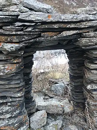 Средневековые руины башен селения Айришка