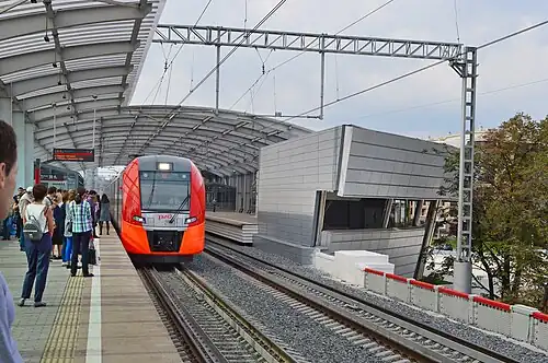 Электропоезд у платформы