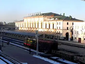 со стороны железнодорожных путей