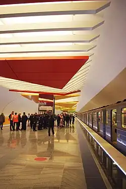 Первые пассажиры на станции. Вид в сторону центра.9 ноября 2013 года