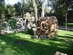 Водопад в аллее камней