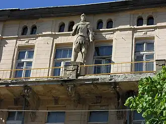 Статуя рыцаря на фасаде здания