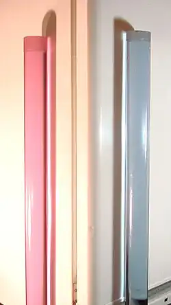 Два лазерных стержня одинакового цвета