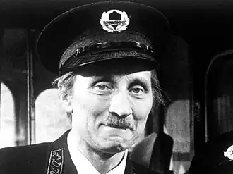 Стивен на съёмках сериала «На автобусах»