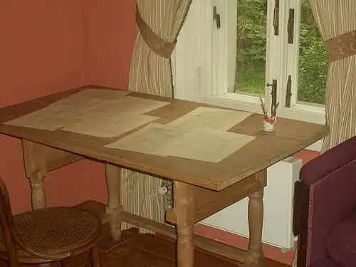 Стол в спальне мемориального дома, за которым Чайковским были написаны последние произведения