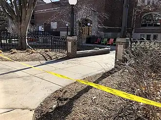 Северная сторона Союза Университета штата Мичиган с полицейской лентой на следующий день после стрельбы