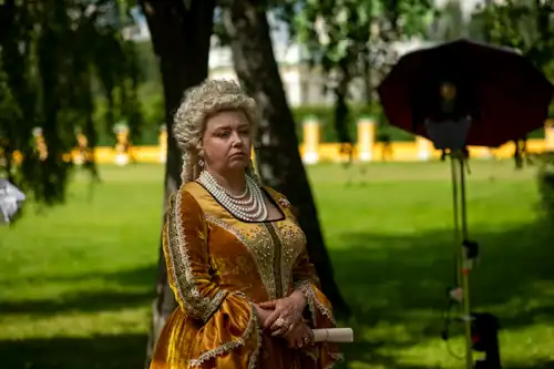 Императрица (Ольга Лебедева)  во время съемок эпизода в парке музея-усадьбы Кусково