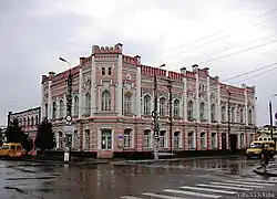 Советская ул., 5. Дом братьев Волгушевых, где ранее располагались лавки кафедрального собора и гостиница «Батум». Построен в 1904 г. Архитектор С. П. Щербаков. В настоящее время в здании размещается Сызранский медицинский колледж