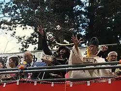 Разбрасывание бобов на празднике Сэцубун в храме Сиогама-дзиндзя