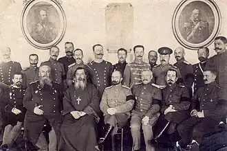 Административно-преподавательский состав. В центре сидит: Усов Н. Н., Стоят: 6-й слева — Кучин Д. А., 5-й слева — Агокас С. В. Священник — предположительно!!! епископ Рафаил.