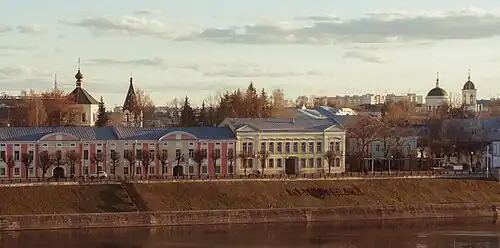 Фрагмент единой фасады на набережной Степана Разина (дома с № 6 по № 8). Вид с крыши речного вокзала.