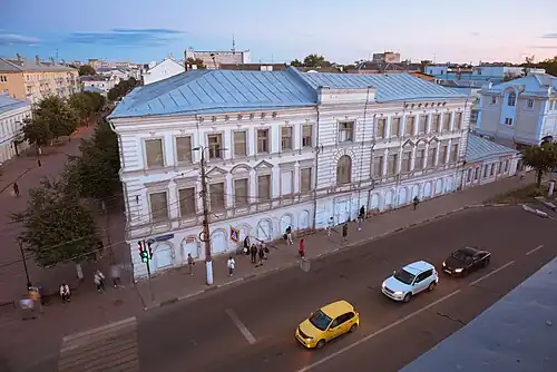 Вид на бывшее здание гостиницы «Лондон» (в советский период - ресторан «Волга») с крыши дома №23 по Новоторжской.