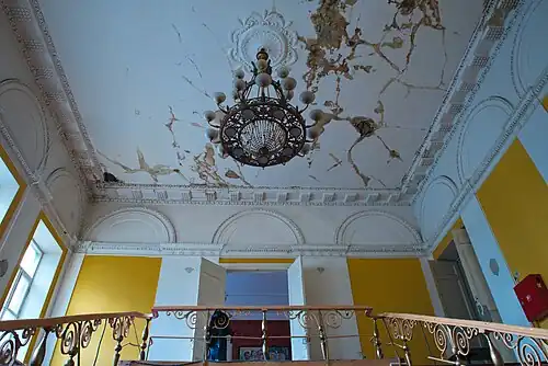 Потолок над главной лестницей.