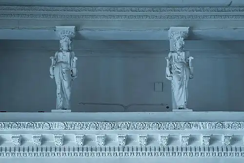 Колонный зал. Кариатиды работы И.П. Витали.