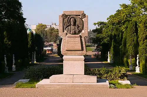 Памятник в виде поклонного креста Михаилу Ярославичу Тверскому в Городском саду.