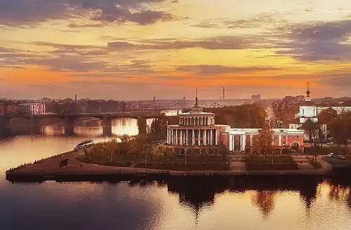 Речной вокзал на стрелке Тверцы и Волги. Вид с Екатерининской церкви. Справа Успенский собор Отроча монастыря. 2016