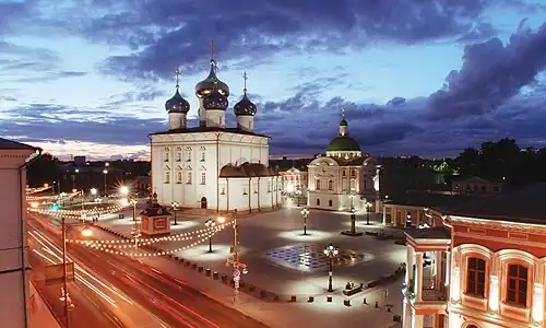 Соборная площадь в вечернее время.