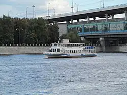 Теплоход «Москва-74» в Москве на Москве-реке вблизи Лужнецкого метромоста