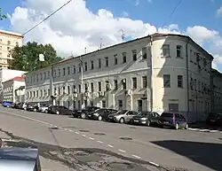 Торговые ряды, построенные Н. З. Хитрово до 1827 года. Позднее здания были надстроены третьим этажом, а торговые проёмы заложены.