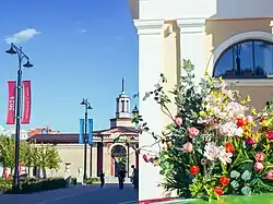 Торговый городок весной