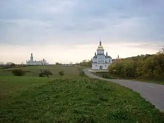Трапезная церковь и надвратная Покровская церковь