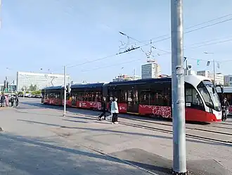 Трёхсекционный трамвай «Лев» на эспланаде