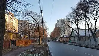 Участок между улицамиВалерия Сараны и Шевченко.Исторические усадебные дома:справа №№ 24 и 14, слева №№ 7 и 5