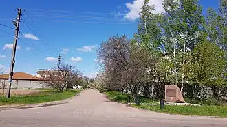 начало улицы, справа памятный знак