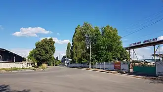 начало улицы — вид со стороны перекрёстка с Днепровской улицей, справа кирпичный завод