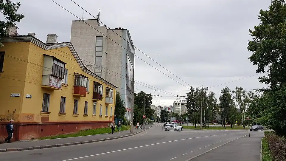 До примыкания улицы Шевченкослева дом № 14/18