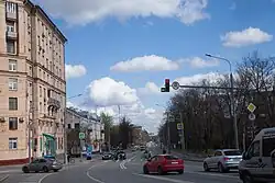 Начало улицы, развилка с улицей Яблочкова (уходит налево)