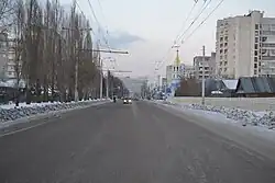 Улица Ферина, на заднем плане Богородско-Уфимский храм и главное здание Уфимского моторостроительного производственного объединения (УМПО)