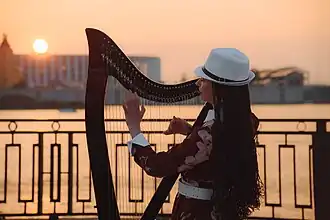 Уличные музыканты выступают в течение каждого летнего уик-энда на видовых площадках города