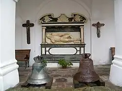 Старинное надгробие