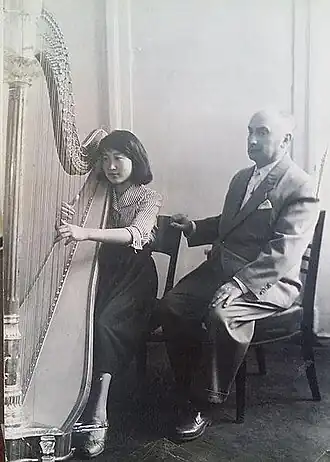 Михаил Мчеделов даёт урок своей ученице из Монголии Аюушийн Тюмэнсайхан (ок. 1960 г.)