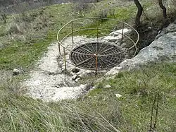 Устье осадного колодца Тик-Кую, в 150 м от Южных (Малых) ворот Чуфут-Кале, под стеной Пенджере-исар