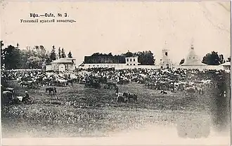 Братский корпус (в центре). Церковь Митрофана Воронежского (в центре) и церковь Успения Божией Матери (справа). Фотография. Вид с современной улицы Муксинова
