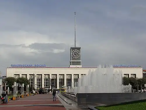 Финляндский вокзал и фонтан в 2011 году