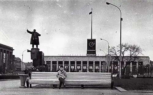 Финляндский вокзал (новый) в 1970-е гг, шпиль увенчан флагом